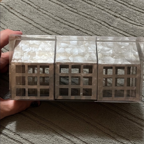 NIB. Set of 3 Metal barn houses - Picture 2 of 5